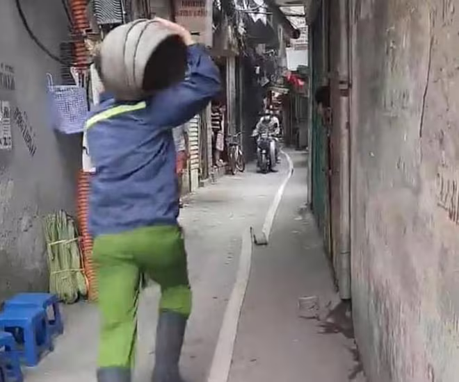 Lực lượng Cảnh sát PCCC và CNCH- CAQ Đống Đa khẩn trương tiếp cận vụ cháy do chập điện tại ngôi nhà trong ngõ trên địa bàn Lực lượng Cảnh sát PCCC và CNCH- CAQ Đống Đa khẩn trương tiếp cận vụ cháy do chập điện tại ngôi nhà trong ngõ trên địa bàn