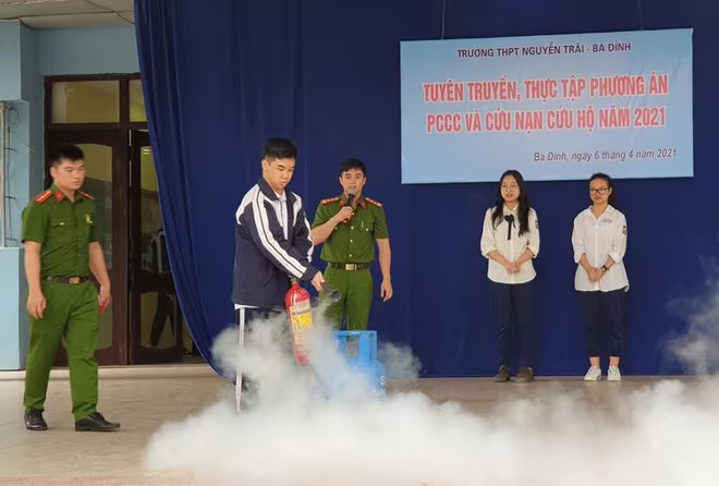 Lực lượng Cảnh sát PCCC và CNCH hướng dẫn học sinh sử dụng bình chữa cháy an toàn