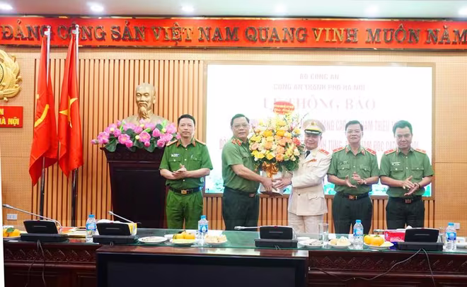 Trung tướng Nguyễn Hải Trung, Ủy viên Ban Thường vụ Thành ủy, Bí thư Đảng ủy, Giám đốc CATP Hà Nội cùng các đồng chí trong Đảng ủy, Ban Giám đốc CATP tặng hoa chúc mừng Thiếu tướng Nguyễn Thanh Tùng