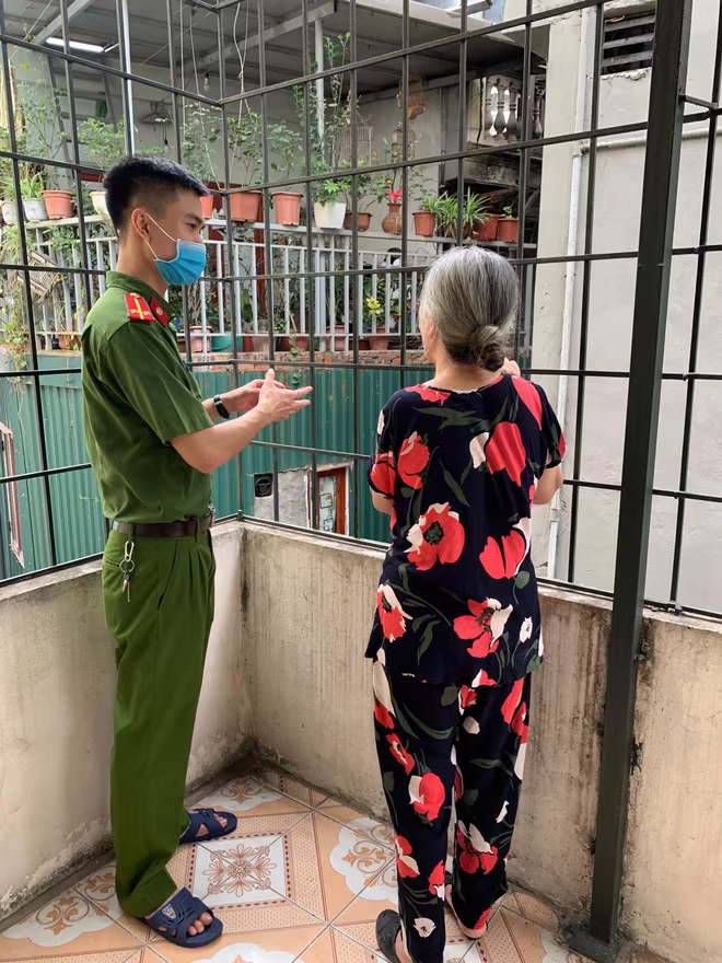 Lực lượng Cảnh sát PCCC và CNCH - CAQ Hoàn Kiếm tuyên truyền hướng dẫn người dân tạo lối thoát nạn trong gia đình Lực lượng Cảnh sát PCCC và CNCH - CAQ Hoàn Kiếm tuyên truyền hướng dẫn người dân tạo lối thoát nạn trong gia đình