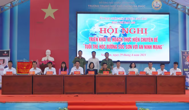 Thượng tá Thành Kiên Trung, Trưởng Phòng Phong trào CATP Hà Nội và ông Hồ Việt Hùng, Phó Chủ tịch UBND huyện Sóc Sơn cùng đại diện các trường học trên địa bàn ký cam kết tuyên truyền, phòng ngừa tội phạm, đảm bảo ANTT trên địa bàn