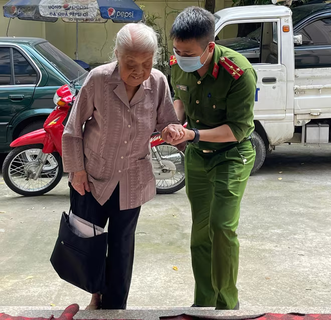 CAP Quảng An giúp đỡ người dân đến làm CCCD sáng 30-4 CAP Quảng An giúp đỡ người dân đến làm CCCD sáng 30-4