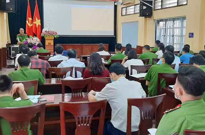 Thượng tá Phạm Xuân Quang, Phó trưởng CAH Gia Lâm phát biểu chỉ đạo tại hội nghị Thượng tá Phạm Xuân Quang, Phó trưởng CAH Gia Lâm phát biểu chỉ đạo tại hội nghị