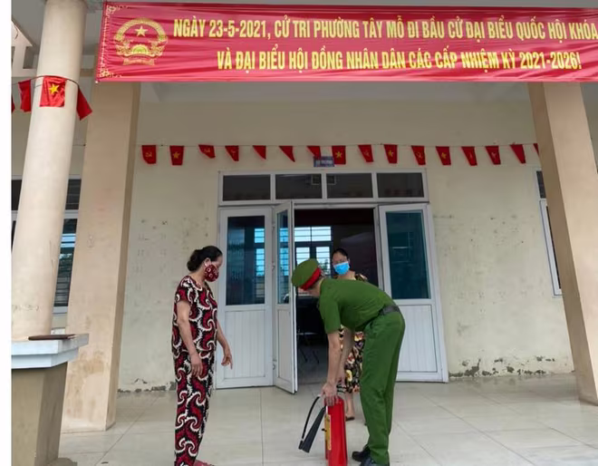 Lực lượng Cảnh sát PCCC và CNCH - CAQ Nam Từ Liêm chủ động tuyên truyền PCCC tại điểm bầu cử