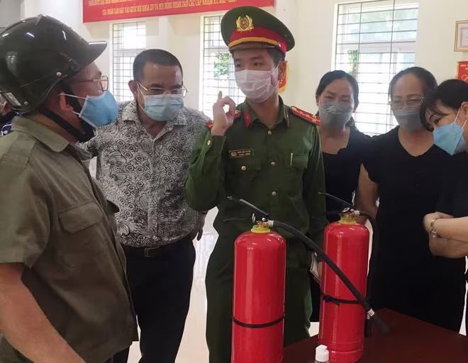 Công an phường Mễ Trì phối hợp với Đội Cảnh sát PCCC&CNCH hướng dẫn thành viên Tổ bầu cử sử dụng phương tiện PCCC trang bị tại khu vực bầu cử số 6 Công an phường Mễ Trì phối hợp với Đội Cảnh sát PCCC&CNCH hướng dẫn thành viên Tổ bầu cử sử dụng phương tiện PCCC trang bị tại khu vực bầu cử số 6