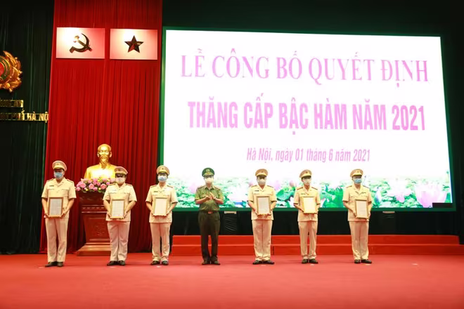 Thiếu tướng Đào Thanh Hải, Phó Bí thư Đảng ủy, Phó Giám đốc CATP trao quyết định thăng cấp bậc hàm và nâng bậc lương cho chỉ hủy các phòng, Công an các quận, huyện Thiếu tướng Đào Thanh Hải, Phó Bí thư Đảng ủy, Phó Giám đốc CATP trao quyết định thăng cấp bậc hàm và nâng bậc lương cho chỉ hủy các phòng, Công an các quận, huyện