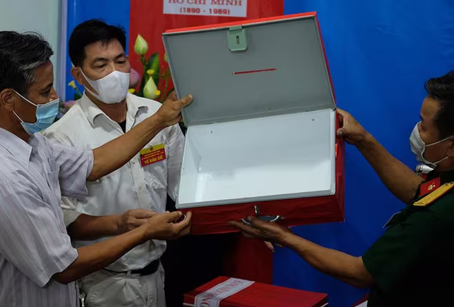 Công tác kiểm tra hòm phiếu chính và phụ được giám sát rất chặt chẽ Công tác kiểm tra hòm phiếu chính và phụ được giám sát rất chặt chẽ