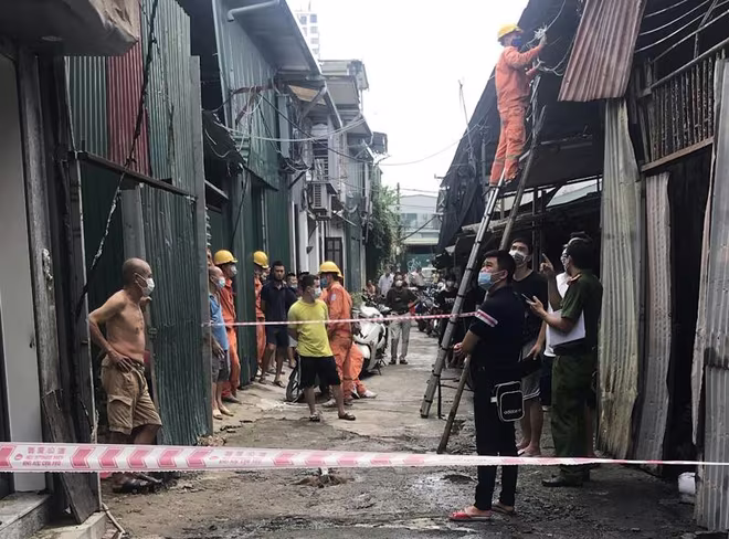 Cơ quan chức năng khám nghiệm hiện trường , điều tra nguyên nhân vụ cháy