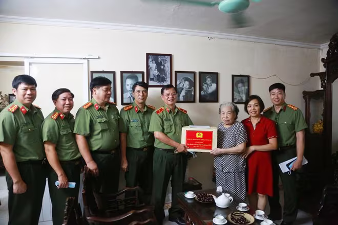 Thiếu tướng Đào Thanh Hải cùng đoàn công tác thăm, tặng quà người thân đồng chí Nguyễn Văn Tình, nguyên Phó Giám đốc CATP Hà Nội Thiếu tướng Đào Thanh Hải cùng đoàn công tác thăm, tặng quà người thân đồng chí Nguyễn Văn Tình, nguyên Phó Giám đốc CATP Hà Nội