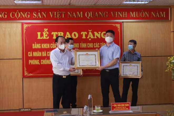 Ông ty TNHH Khải Thừa Việt Nam đã được Chủ tịch UBND tỉnh Bắc Giang trao tặng bằng khen trong công tác phòng chống Covid-19
