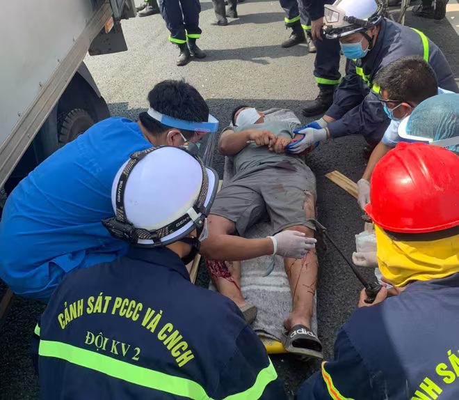 Lực lượng Cảnh sát PCCC và CNCH - CAQ Bắc Từ Liêm phối hợp với lực lượng CNCH khu vực 2 - Phòng Cảnh sát PCCC và CNCH - CATP Hà Nội cứu nạn lái xe bị kẹt trong ca bin sau khi xảy ra TNGT Lực lượng Cảnh sát PCCC và CNCH - CAQ Bắc Từ Liêm phối hợp với lực lượng CNCH khu vực 2 - Phòng Cảnh sát PCCC và CNCH - CATP Hà Nội cứu nạn lái xe bị kẹt trong ca bin sau khi xảy ra TNGT