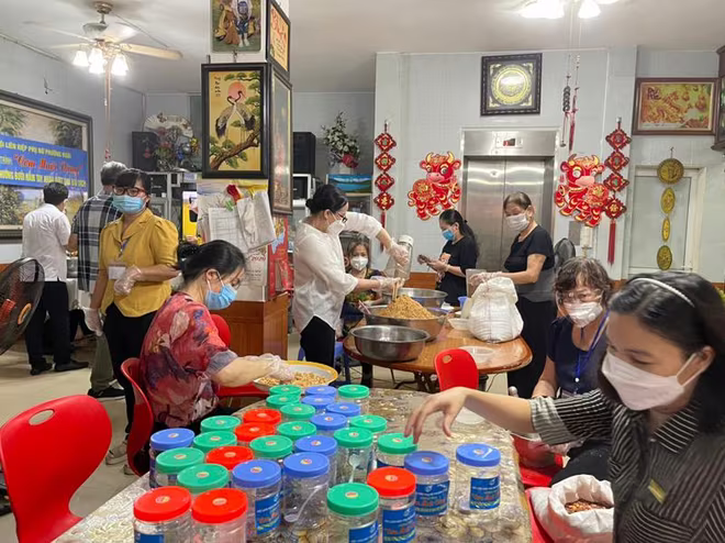 Cũng như gia đình anh Bình, chị Thơm trên địa bàn đã xuất hiện nhiều tấm lòng hảo tâm, giúp đỡ các hoàn cảnh khó khăn do bị ảnh hưởng Covid-19 Cũng như gia đình anh Bình, chị Thơm trên địa bàn đã xuất hiện nhiều tấm lòng hảo tâm, giúp đỡ các hoàn cảnh khó khăn do bị ảnh hưởng Covid-19