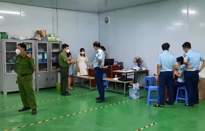 Lực lượng chức năng kiểm tra, niêm phong số hàng hóa làm giả nhãn hiệu chính thống Lực lượng chức năng kiểm tra, niêm phong số hàng hóa làm giả nhãn hiệu chính thống