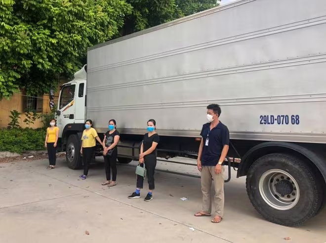 Lái xe và nhóm người trốn trong thùng xe “luồng xanh”