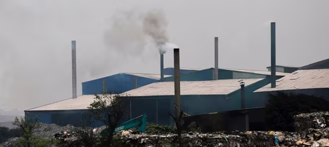 Các cột khói đen sì vô tư xả độc ra môi trường ở làng giấy Phú Lâm, Tiên Du, Bắc Ninh Các cột khói đen sì vô tư xả độc ra môi trường ở làng giấy Phú Lâm, Tiên Du, Bắc Ninh