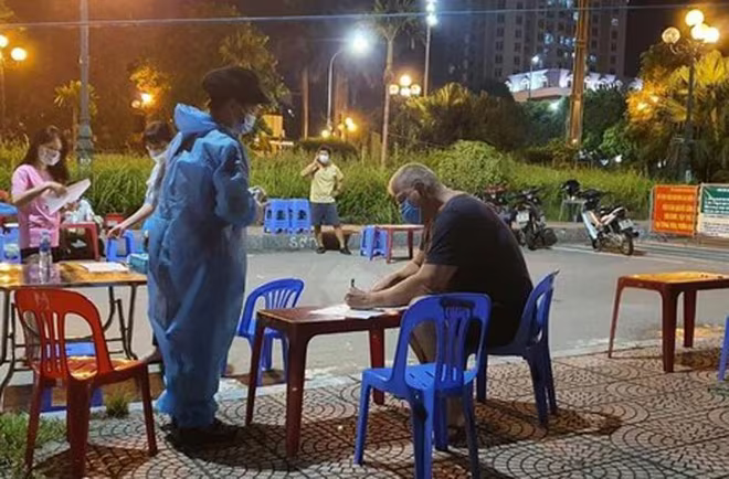 Tăng tốc thời gian đêm, ngày để tiêm vaccine cho người dân và du khách nước ngoài trên địa bàn quận Tây Hồ Tăng tốc thời gian đêm, ngày để tiêm vaccine cho người dân và du khách nước ngoài trên địa bàn quận Tây Hồ