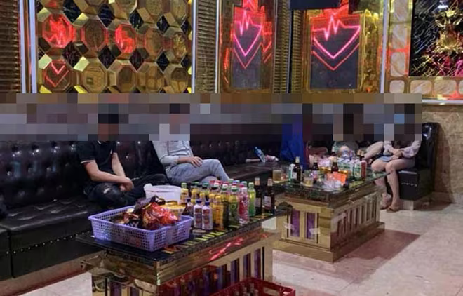 CAH Việt Yên xử phạt vi phạm 102,5 triệu đồng đối với chủ quán và khách hát trong mùa dịch Covid-19 CAH Việt Yên xử phạt vi phạm 102,5 triệu đồng đối với chủ quán và khách hát trong mùa dịch Covid-19