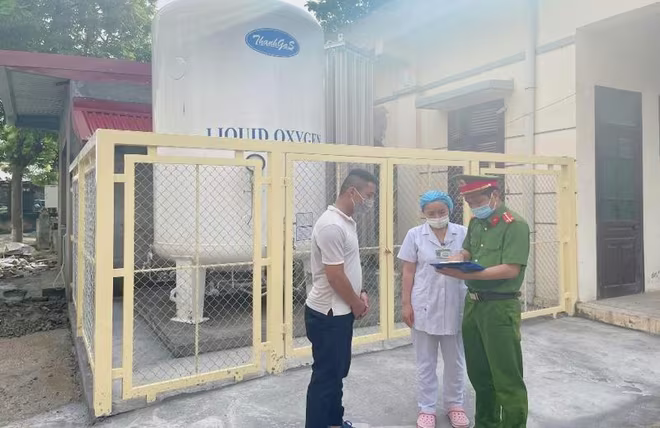 Lực lượng Cảnh sát PCCC và CNCH - CAH Mỹ Đức kiểm tra, hướng dẫn cơ sở y tế biện pháp an toàn khi sử dụng bình khí Oxy Lực lượng Cảnh sát PCCC và CNCH - CAH Mỹ Đức kiểm tra, hướng dẫn cơ sở y tế biện pháp an toàn khi sử dụng bình khí Oxy