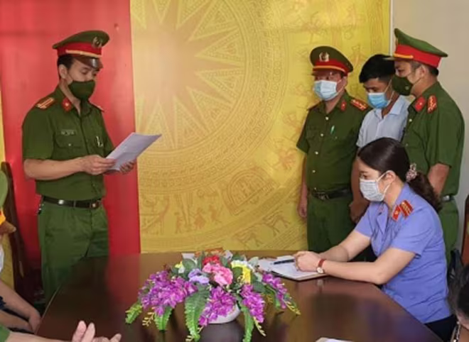 Cơ quan CSĐT thi hành lệnh bắt bị can để tạm giam đối với Vi Cảnh Vẻ (áo trắng)