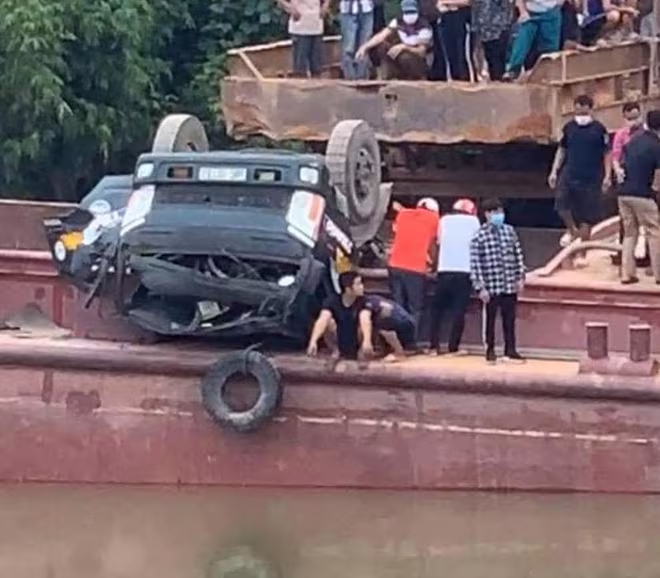 Vụ tai nạn nghiêm trọng do lái xe tải lùi đổ đất xuống tàu thủy khiến bị hất văng xuống sông