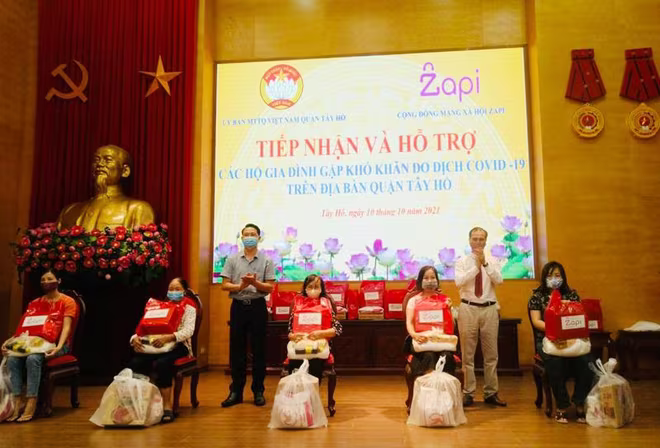 Đại diện lãnh đạo UB MTTQ Việt Nam quận Tây Hồ và đại diện Công ty Cổ phần Công nghệ Zapi trao tặng các phần quà đến các gia đình có hoàn cảnh khó khăn do đại dịch Đại diện lãnh đạo UB MTTQ Việt Nam quận Tây Hồ và đại diện Công ty Cổ phần Công nghệ Zapi trao tặng các phần quà đến các gia đình có hoàn cảnh khó khăn do đại dịch
