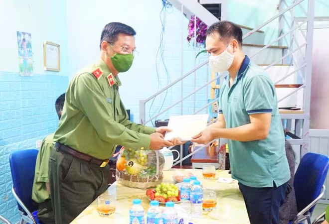 Thiếu tướng Đào Thanh Hải, Phó Giám đốc CATP thăm hỏi, động viên Đại úy Lê Ngọc Dũng Thiếu tướng Đào Thanh Hải, Phó Giám đốc CATP thăm hỏi, động viên Đại úy Lê Ngọc Dũng