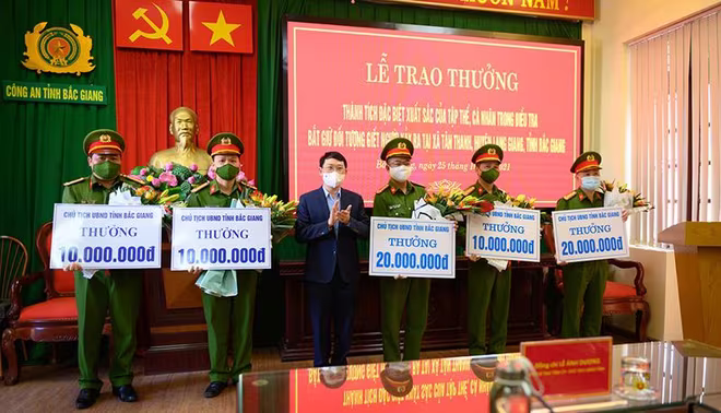 Ông Lê Ánh Dương, Chủ tịch UBND tỉnh Bắc Giang thưởng "nóng" cho tập thể, cá nhân có thành tích xuất sắc khám phá nhanh vụ án giết người Ông Lê Ánh Dương, Chủ tịch UBND tỉnh Bắc Giang thưởng "nóng" cho tập thể, cá nhân có thành tích xuất sắc khám phá nhanh vụ án giết người