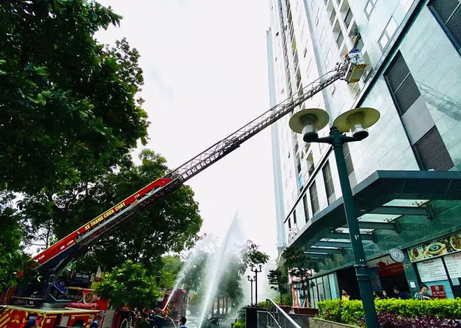 Lực lượng Cảnh sát PCCC và CNCH - CAQ Hoàng Mai sử dụng xe thang tìm kiếm cứu nạn người mắc kẹt trong tình huống diễn tập cháy giả định tại chung cư Hateco Lực lượng Cảnh sát PCCC và CNCH - CAQ Hoàng Mai sử dụng xe thang tìm kiếm cứu nạn người mắc kẹt trong tình huống diễn tập cháy giả định tại chung cư Hateco