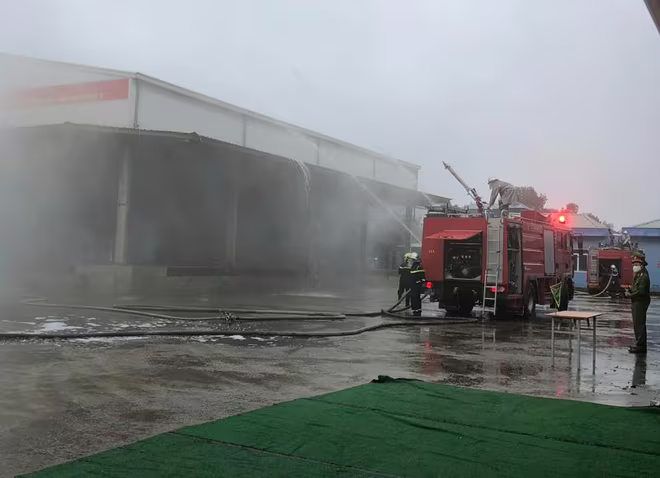 Lực lượng Cảnh sát PCCC và CNCH - CAH Đông Anh diễn tập phương án chữa cháy, cứu nạn tại Công ty cổ phần khí gas hóa lỏng Sông Hồng Lực lượng Cảnh sát PCCC và CNCH - CAH Đông Anh diễn tập phương án chữa cháy, cứu nạn tại Công ty cổ phần khí gas hóa lỏng Sông Hồng