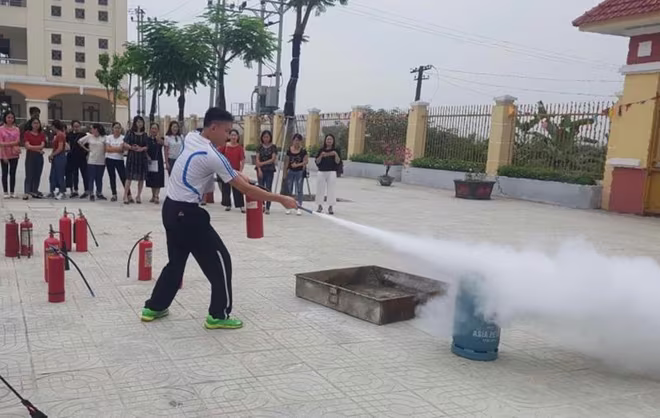 Công an huyện Thường Tín tuyên truyền học viên biện pháp sử dụng bình chữa cháy hiệu quả Công an huyện Thường Tín tuyên truyền học viên biện pháp sử dụng bình chữa cháy hiệu quả