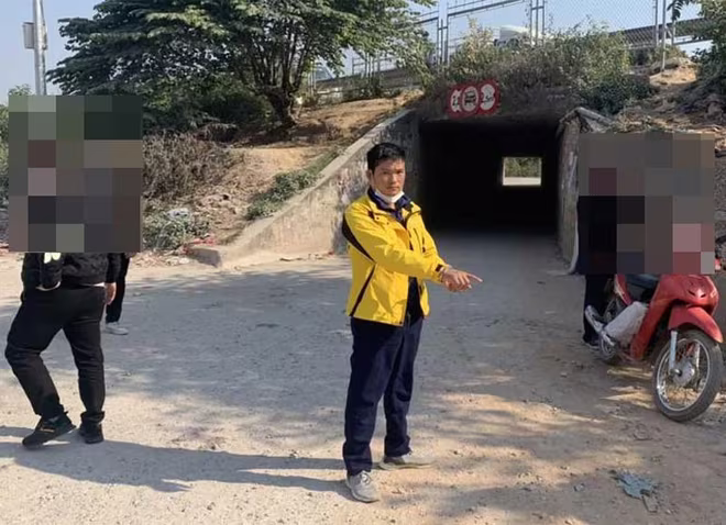 Cơ quan Công an dẫn giải đối tượng Dường dựng hiện trường các vụ cướp giật tài sản Cơ quan Công an dẫn giải đối tượng Dường dựng hiện trường các vụ cướp giật tài sản