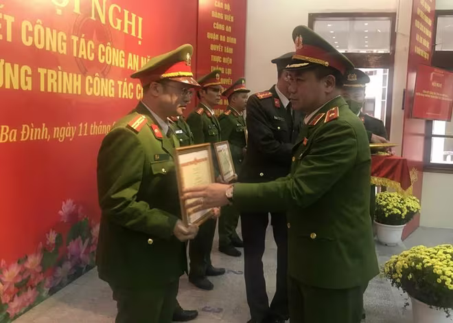 Thiếu tướng Nguyễn Thanh Tùng - Phó Giám đốc CATP Hà Nội trao khen thưởng cho tập thể, cá nhân có thành tích xuất sắc trong công tác đảm bảo ANTT năm 2021 Thiếu tướng Nguyễn Thanh Tùng - Phó Giám đốc CATP Hà Nội trao khen thưởng cho tập thể, cá nhân có thành tích xuất sắc trong công tác đảm bảo ANTT năm 2021
