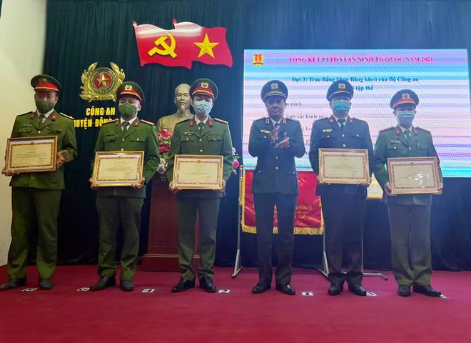 Thiếu tướng Nguyễn Anh Tuấn Trao Bằng khen của Bộ Công an cho tập thể, cá nhân có thành tích xuất sắc trong năm 2021 Thiếu tướng Nguyễn Anh Tuấn Trao Bằng khen của Bộ Công an cho tập thể, cá nhân có thành tích xuất sắc trong năm 2021