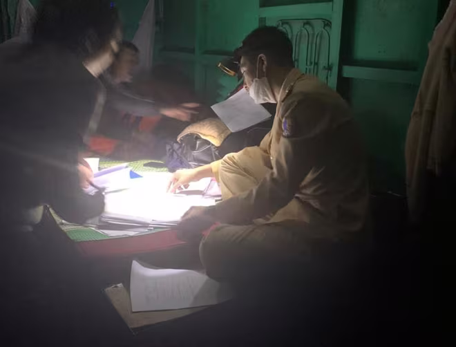 Đội Cảnh sát đường thủy số 1, Phòng CSGT Công an TP Hà Nội phát hiện và bắt quả tang 2 phương tiện thủy khai thác cát trái phép Đội Cảnh sát đường thủy số 1, Phòng CSGT Công an TP Hà Nội phát hiện và bắt quả tang 2 phương tiện thủy khai thác cát trái phép