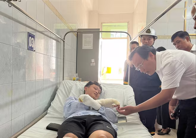 Đồng chí Đỗ Thanh Tùng - Quận ủy viên - PCT UBND Quận Hoàng Mai thăm động viên Hạ sỹ Trần Tiến Đạt bị thương khi thực hiện nhiệm vụ chữa cháy và CNCH