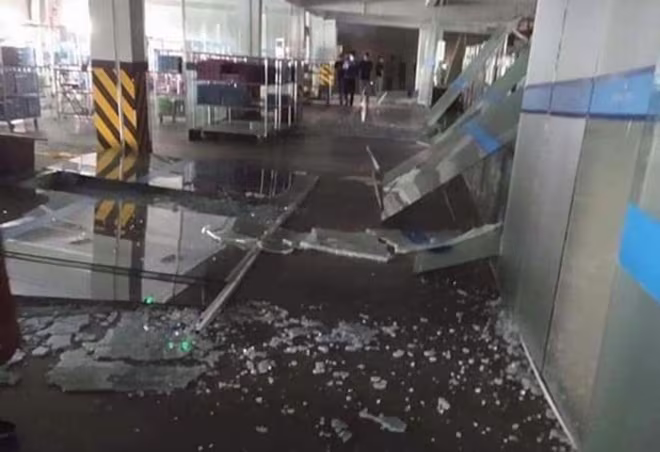 Vụ nổ lớn đã khiến nhiều tài sản, nhà kính của công ty này bị vỡ vụn Vụ nổ lớn đã khiến nhiều tài sản, nhà kính của công ty này bị vỡ vụn