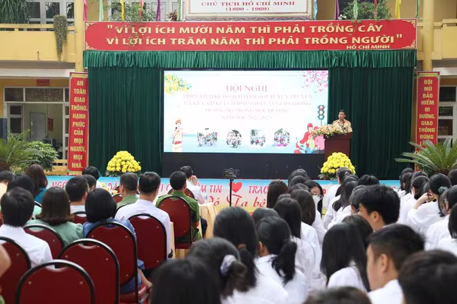 Thượng tá Nguyễn Kỳ Hanh, Phó trưởng Phòng Cảnh sát giao thông Công an tỉnh Vĩnh Phúc tại buổi tuyên truyền, nâng cao ý thức chấp hành ATGT tại Trường THPT Vĩnh Yên, TP Vĩnh Yên, tỉnh Vĩnh Phúc Thượng tá Nguyễn Kỳ Hanh, Phó trưởng Phòng Cảnh sát giao thông Công an tỉnh Vĩnh Phúc tại buổi tuyên truyền, nâng cao ý thức chấp hành ATGT tại Trường THPT Vĩnh Yên, TP Vĩnh Yên, tỉnh Vĩnh Phúc