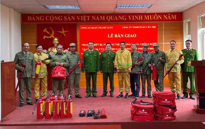 Số trang thiết bị được bàn giao cụ thể cho 231 đội dân phòng trên địa bàn quận Thanh Xuân Số trang thiết bị được bàn giao cụ thể cho 231 đội dân phòng trên địa bàn quận Thanh Xuân