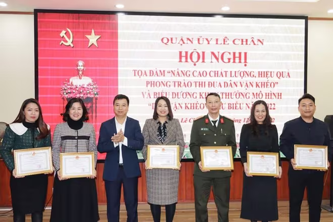 Đại diện tập thể, cá nhân được khen thưởng với mô hình dân vận khéo năm 2022 Đại diện tập thể, cá nhân được khen thưởng với mô hình dân vận khéo năm 2022