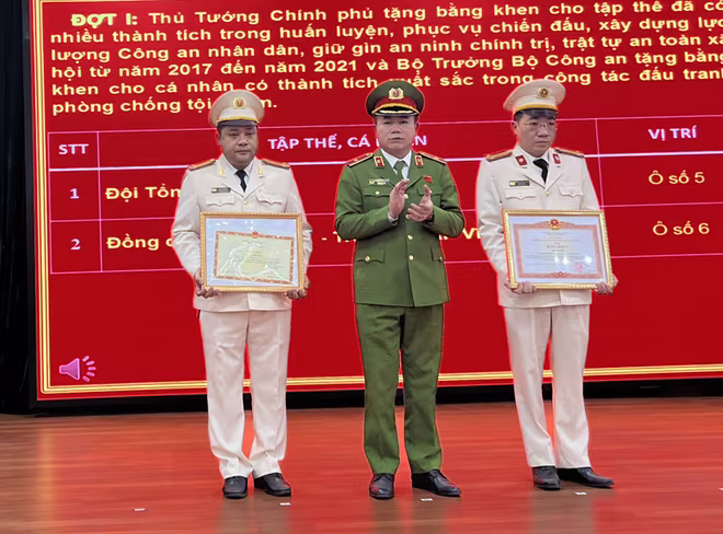 Thiếu tướng Nguyễn Thanh Tùng, Phó Giám đốc CATP Hà Nội trao khen thưởng cho tập thể, cá nhân CAQ Hoàng Mai có thành tích xuất sắc đảm bảo ANTT trên địa bàn năm 2022 Thiếu tướng Nguyễn Thanh Tùng, Phó Giám đốc CATP Hà Nội trao khen thưởng cho tập thể, cá nhân CAQ Hoàng Mai có thành tích xuất sắc đảm bảo ANTT trên địa bàn năm 2022