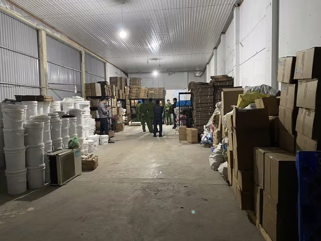 Cơ quan CSĐT kiểm tra, thu giữ kho hàng giả do đối tượng Lương Biên Cương làm giám đốc Cơ quan CSĐT kiểm tra, thu giữ kho hàng giả do đối tượng Lương Biên Cương làm giám đốc