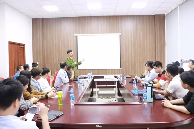 Cán bộ Cảnh sát PCCC và CNCH tuyên truyền, trang bị kỹ năng tại trường tiểu học Phenikaa Cán bộ Cảnh sát PCCC và CNCH tuyên truyền, trang bị kỹ năng tại trường tiểu học Phenikaa