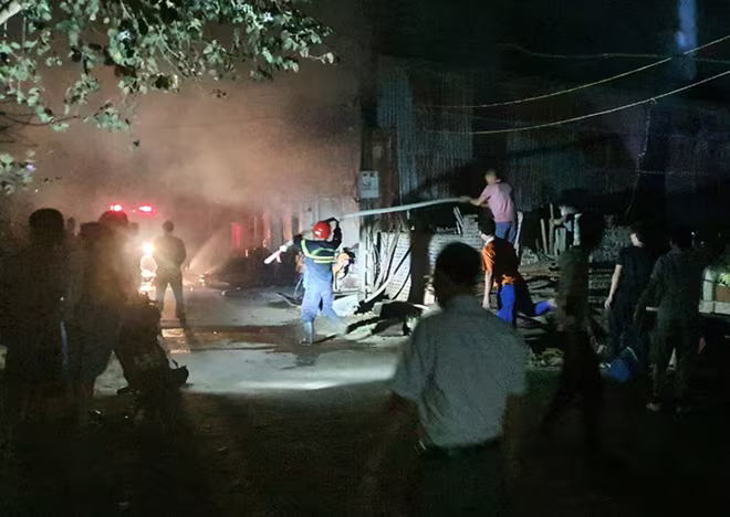 Lực lượng Cảnh sát PCCC và CNCH phối hợp lực lượng tại chỗ chữa cháy, cứu nạn Lực lượng Cảnh sát PCCC và CNCH phối hợp lực lượng tại chỗ chữa cháy, cứu nạn