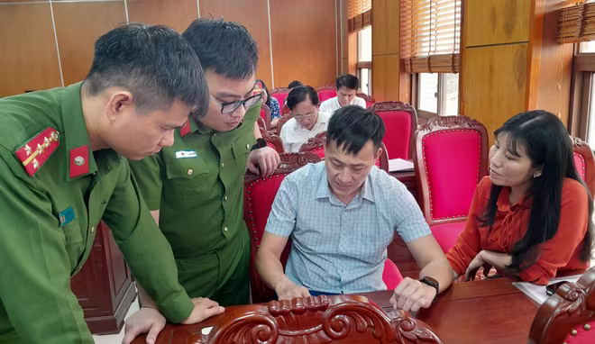 Lực lượng Công an quận Long Biên hướng dẫn chủ cơ sở các bước thực hiện theo Nghị quyết 05 Lực lượng Công an quận Long Biên hướng dẫn chủ cơ sở các bước thực hiện theo Nghị quyết 05