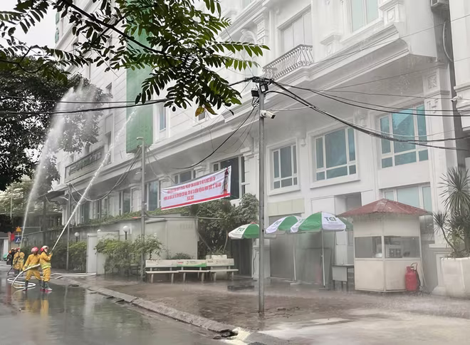 Lực lượng chữa cháy cơ sở đã triển khai xử lý hỏa hoạn ngay sau khi lửa bùng phát Lực lượng chữa cháy cơ sở đã triển khai xử lý hỏa hoạn ngay sau khi lửa bùng phát