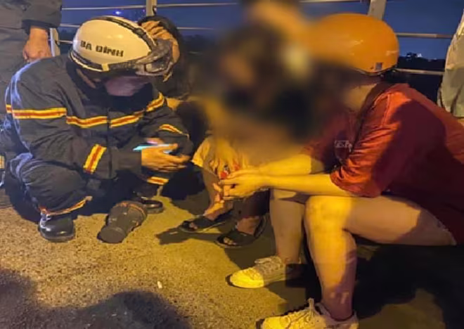 Lực lượng CNCH tiếp cận vận động, chấn an tâm lý người phụ nữ có ý định tự sát trên cầu Long Biên Lực lượng CNCH tiếp cận vận động, chấn an tâm lý người phụ nữ có ý định tự sát trên cầu Long Biên