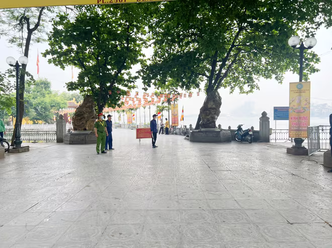 Tổ công tác CAP Yên Phụ làm nhiệm vụ đảm bảo ANTT, TTĐT tại cổng chùa Trấn Quốc