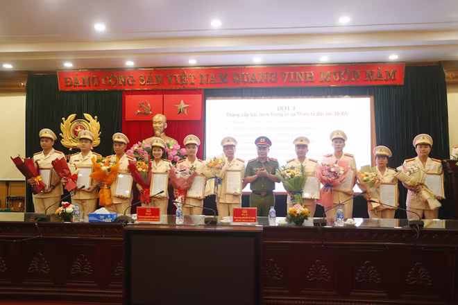 Thiếu tướng Nguyễn Thanh Tùng, Phó Giám đốc CATP chúc mừng các đồng chí được thăng cấp bậc hàm từ Thiếu tá lên Trung tá