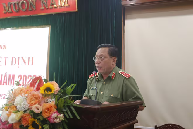 Trung tướng Nguyễn Hải Trung, Ủy viên Ban Thường vụ Thành ủy, Bí thư Đảng ủy, Giám đốc CATP chủ trì và phát biểu chỉ đạo tại Lễ công bố quyết định của Bộ trưởng Bộ Công an về việc thăng cấp bậc hàm cho CBCS trong Công an thành phố năm 2023