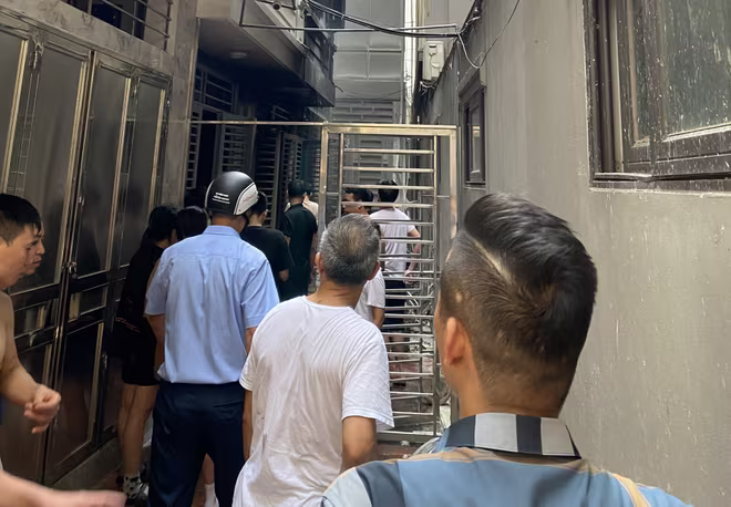 Người dân nhanh chóng phối hợp, hỗ trợ xử lý dập tắt đám cháy Người dân nhanh chóng phối hợp, hỗ trợ xử lý dập tắt đám cháy